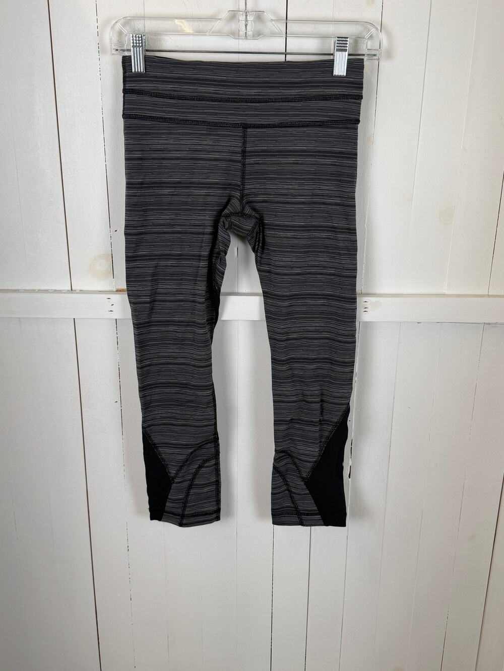 Lululemon Gray Black Capri Leggings Size 4 Nylon Excellent